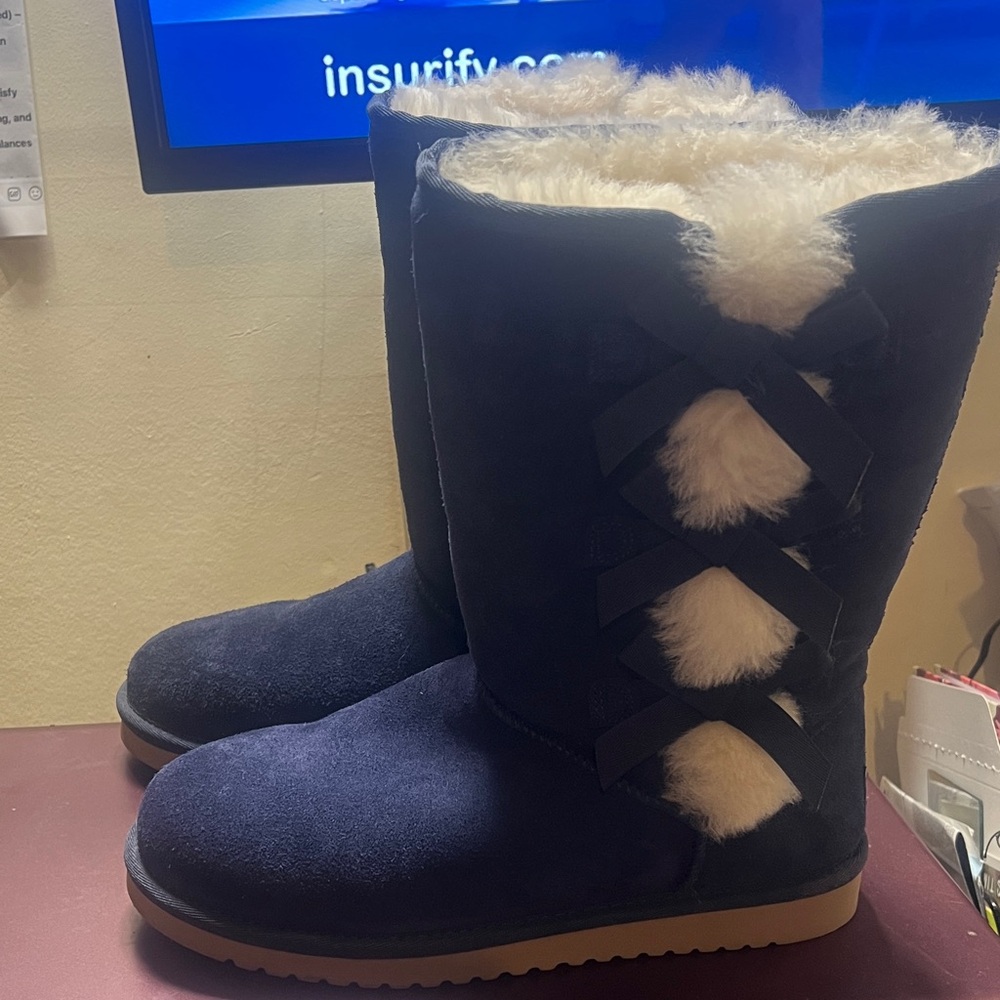 Koolaburra Navy Winter Boots with Shearling